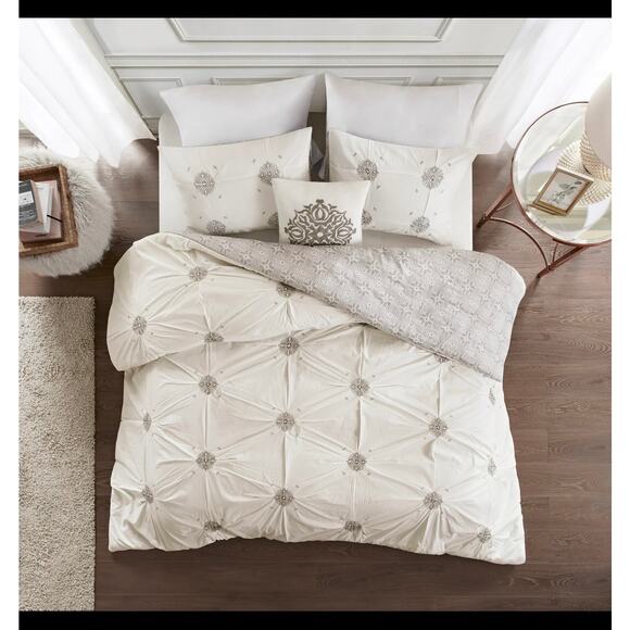 Madison Park Edna 4-Pc. Duvet Set 4-pc. Medallion Reversible Duvet Cover Set - Picture 1 of 10